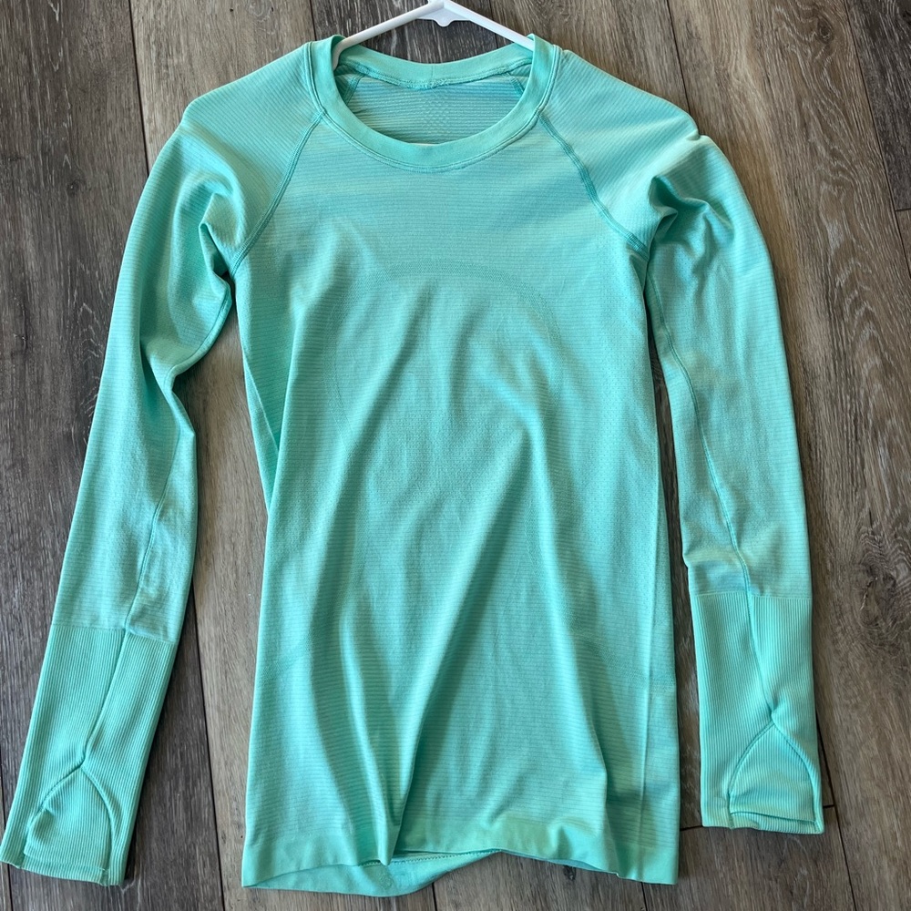 Lululemon swiftly tech size 4/ small small stain